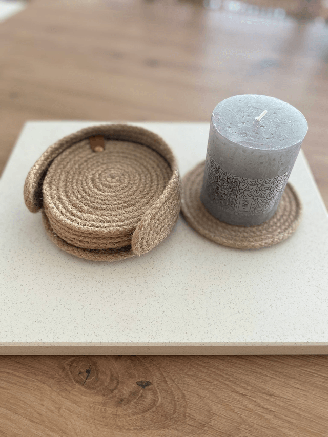 Dessous de verre  en jute tressée et leur rangement  